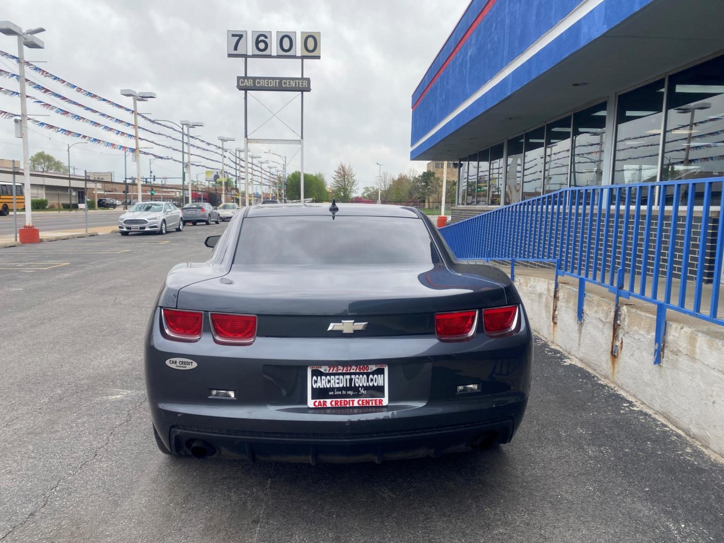 2011 GRAY Chevrolet Camaro LT1 Coupe (2G1FB1EDXB9) with an 3.6L V6 DOHC 24V engine, 6-Speed Automatic transmission, located at 7600 S Western Ave., Chicago, IL, 60620, (773) 918-3980, 0.000000, 0.000000 - Photo#2